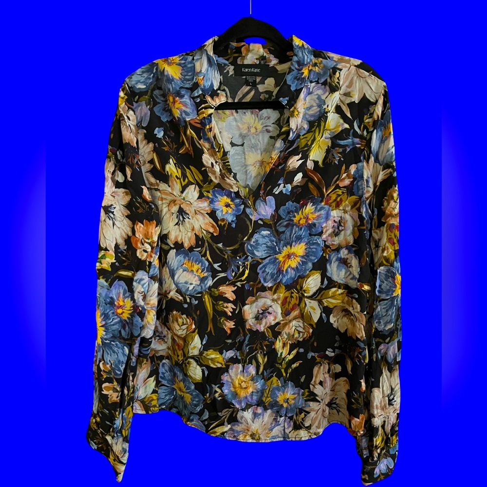 Karen Kane, Size Large, Long Sleeve, V-Neck,Pre-Loved in really nice condition